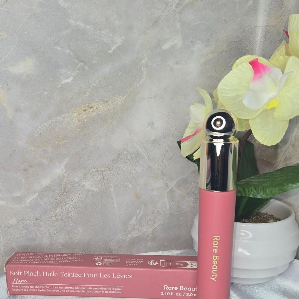 Rare Beauty Soft Pinch Tint lip Oil in the shade Hope